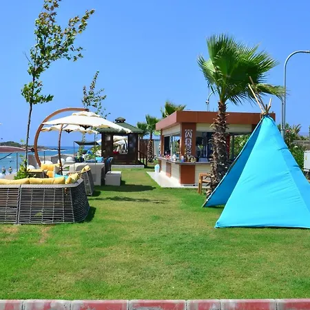 The Marilis Hill & Ultra 5*