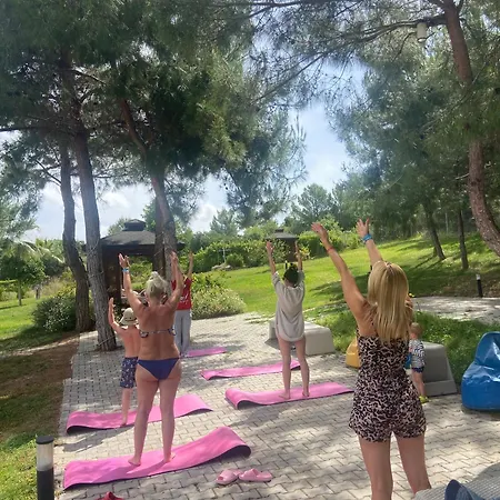 The Marilis Hill & Ultra 5* Okurcalar